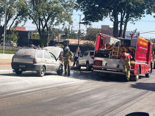 CARRO PEGA FOGO EM PLENA AV. CENTRAL EM GOIOERÊ E MOBILIZA CORPO DE BOMBEIROS
